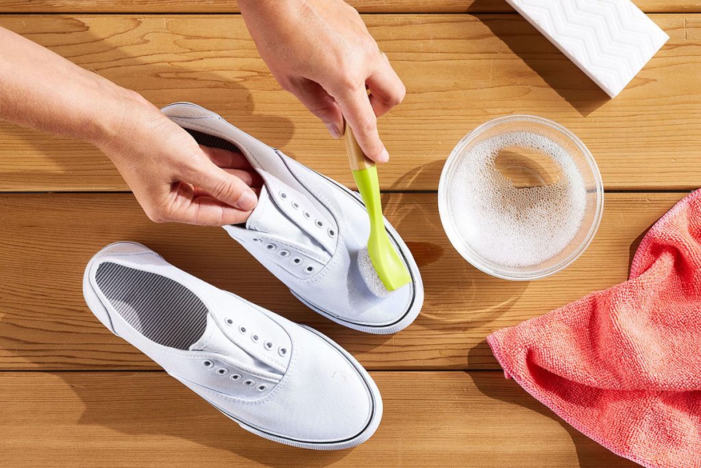 cara membersihkan noda pada sepatu putih